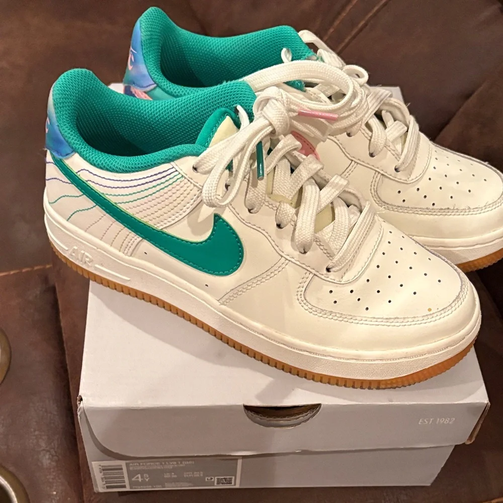 Nike Air Force 1 Low - Cream and Teal